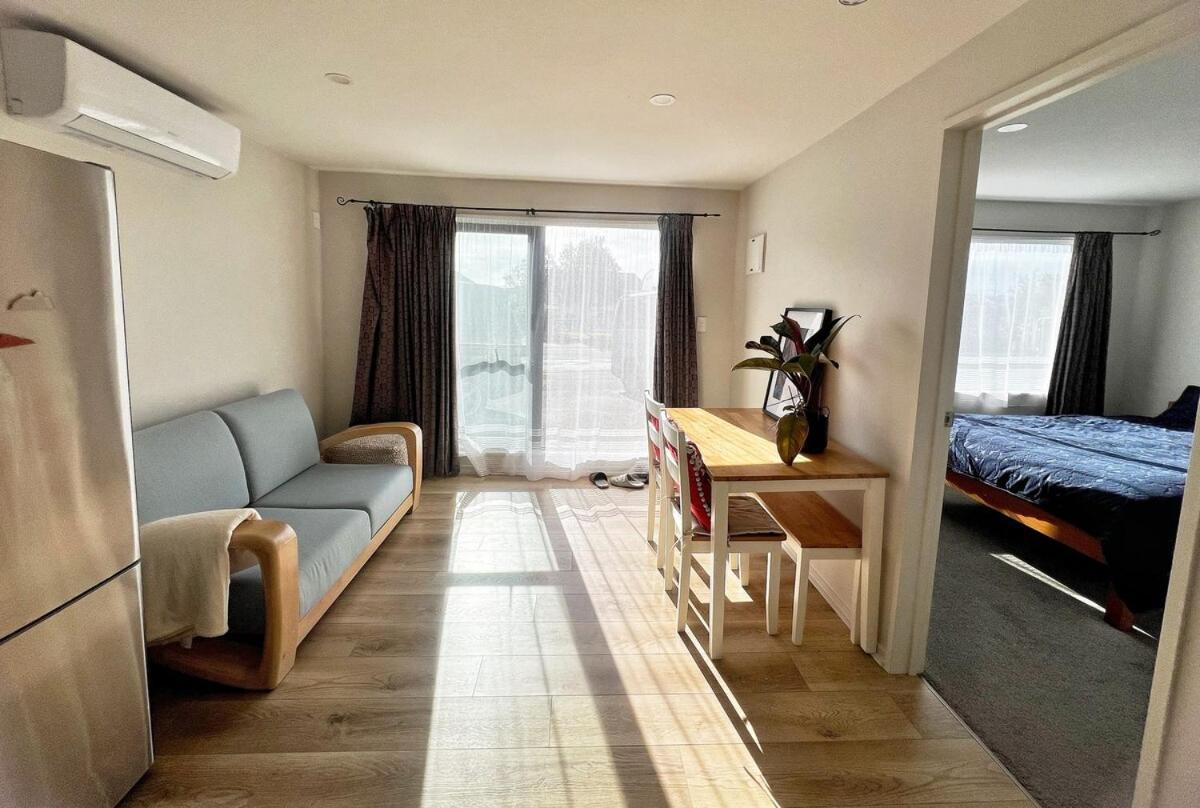 Cozy On The Shore Apartment